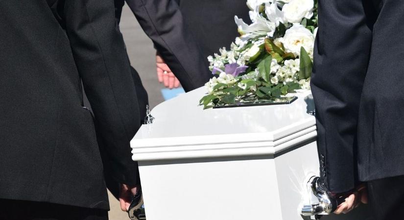 Élőben nézte végig a gyászoló közösség, ahogy a temetés közben meztelenkedett egy nő - Korhatáros videó