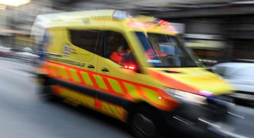"Borzalmas lehetett a saját bajtársaikat ellátni" - Szirénázó mentő elé hajtott a kocsi Tatán, mentősök, várandós nő és kisgyerek a sérültek között