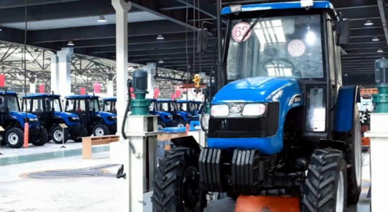 Frissített verzióban gyártják Észak-Korea legnagyobb traktorát