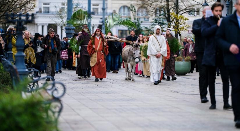 Ma lesz a virágvasárnapi felvonulás Debrecenben – Itt vannak a részletes programok