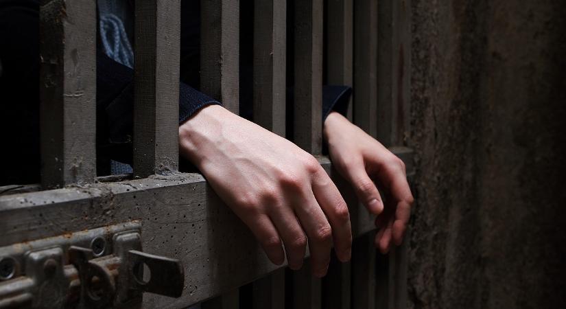 Tiszta Amerika: elkezdték kibontani a falat a rabok a győri börtönben