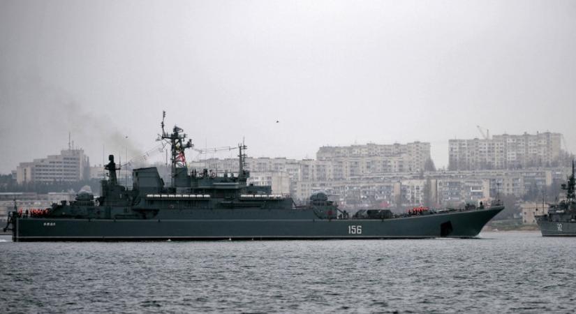 Robbanások Szevasztopolban – Ukrajna állítja, eltalált két orosz katonai hajót a Krímben