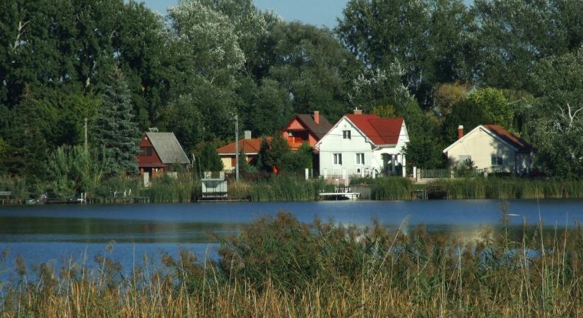 Ilyen vízparti házat vehetsz ma 6-9 millió forintért Magyarországon: ezek lesznek 2024 slágerei?