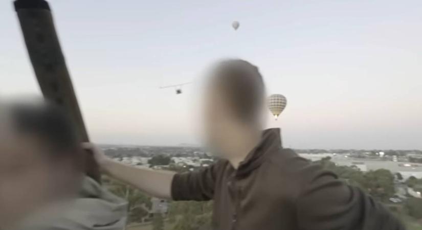 Gyönyörködött a kilátásban, majd 500 méter magasan kivetette magát a hőlégballonból a fiatal férfi