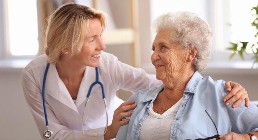 Több, mint félmillió nyugdíjas regisztrált a gondosóra szolgáltatásra, 106 éves a legidősebb