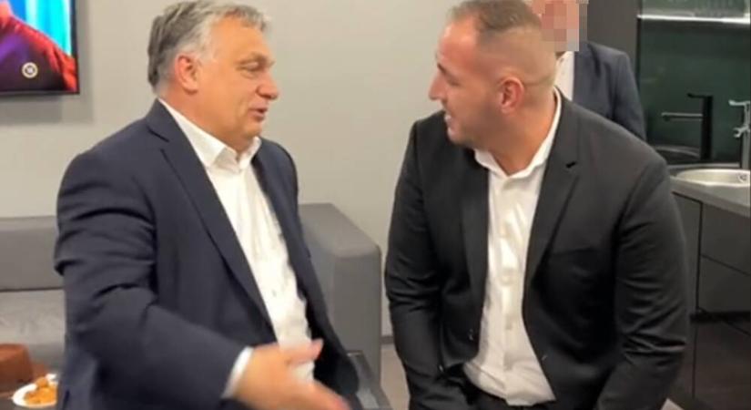 Tudja, mi a közös Orbánban és Curtisben (a Magyar Péter-stílusban öltözésen túl)? Hát a lila-szeretet!