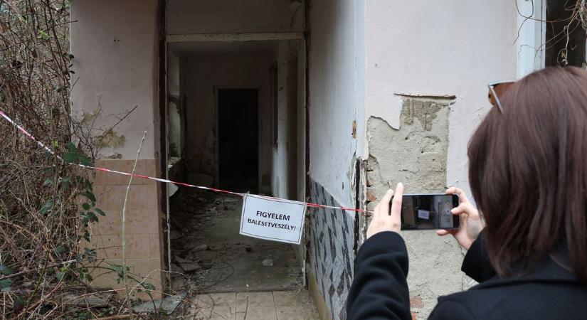 A pécsbányai Károly tér romos épületei szomorúságot árasztanak (videó)