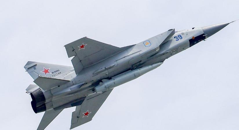 Egy orosz vadászgép nézett farkasszemet két amerikai bombázóval