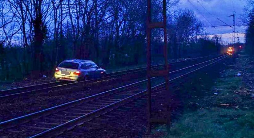 Elakadt egy BMW a sződligeti vasúti átjáróban, az akadály miatt késnek a vonatok