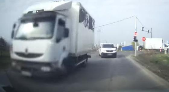 Takarásból előzött balesetveszélyesen egy furgonos – videó