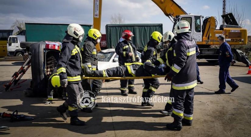 A dunaújvárosi tűzoltók második helyen végeztek a mentési versenyben - galériával