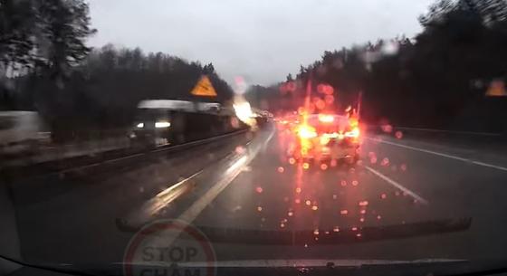 Esős úton oktatott büntetőfékezéssel egy autós, pörögve törte össze magát a mögötte haladó – videó
