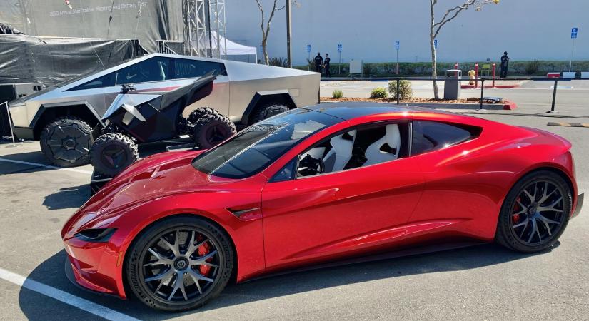 Elon Musk ismét arra utalt, hogy a Tesla repülő autót épít