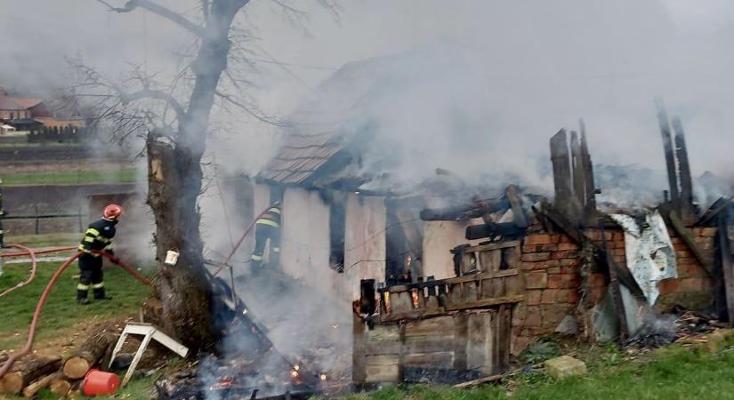 Tűzeset Maros megyében: leégett egy lakóház