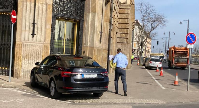Lyukas zoknis futóbolond – vágott vissza Hadházynak a "járdán nem parkoló" Menczer