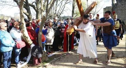 75 szereplővel elevenítették fel Jézus szenvedéstörténetét a Tettyén virágvasárnap