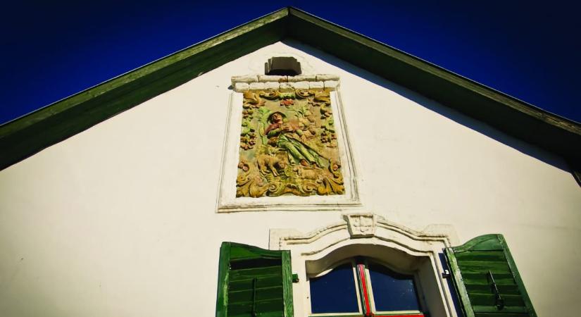 Szent Vendel-domborműves népi lakóház, Zsámbék