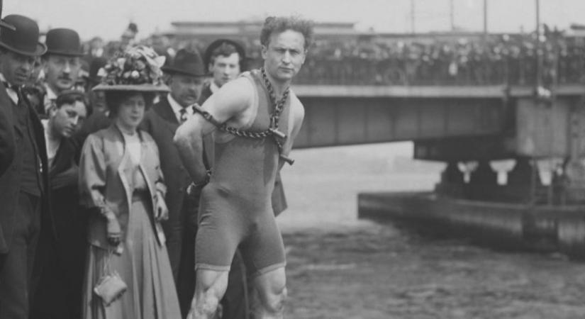 A trapéz hercegéből lett bilincskirály Harry Houdini