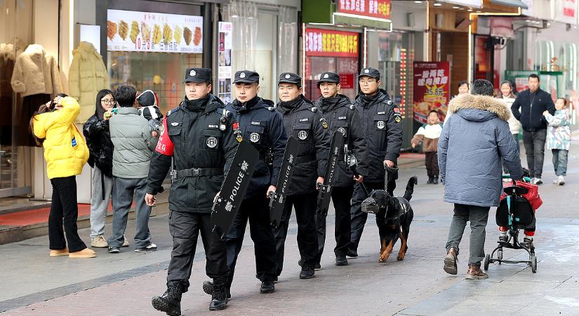 Az EU szerint a kínai rendőrök megfigyelésre és megfélemlírésre használnák rendőrőrseiket