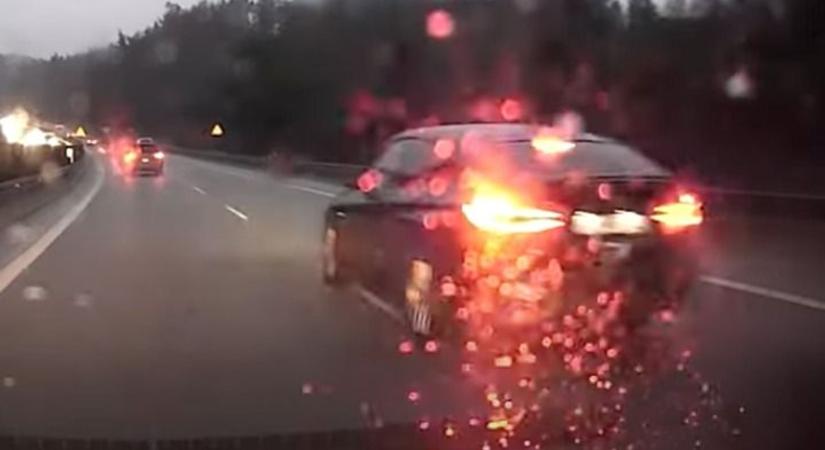 Jobbról előzve büntetőfékezett a dühös BMW-s az autópályán, a kamerás felkenődött a korlátra - videó
