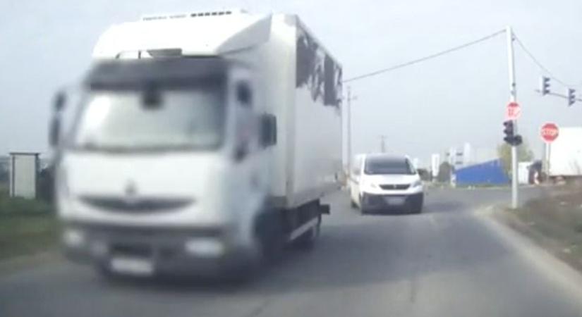 Teherautó mögül kivágva próbált előzni az ámokfutó furgonos, de szemből jött a kamerás - videó