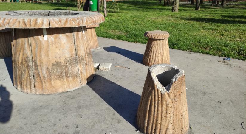 Széttörték az Európa Park sütögetőjének két betonszékét is