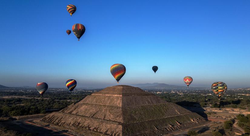 Hőlégballonokkal ünneplik a tavaszi napéjegyenlőséget Mexikó ősi romvárosában
