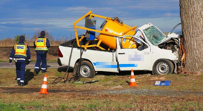 Halálos baleset történt Tiszakécskénél: fának csapódott egy pickup