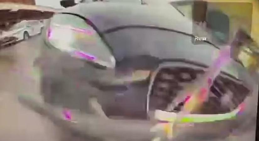 Három luxusautót törtek össze egy elektromos Jaguarral, a sofőr állítja, nem lépett a gázra - videó