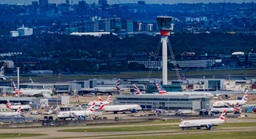 Gyilkosság gyanújával letartóztattak egy férfit a Heathrow repülőtéren