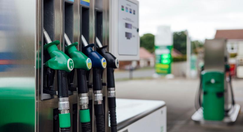 Nagyon rossz hírt kaptak a magyar autósok: komoly emelés jön a benzinkutakon