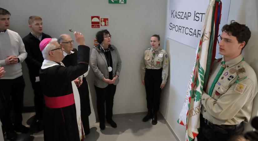 Kaszap István nevét viseli a Ciszterci Gimnázium sportcsarnoka (galéria)