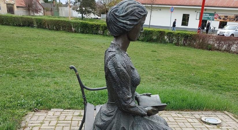 Megrongálták az Olvasó nő szobrát
