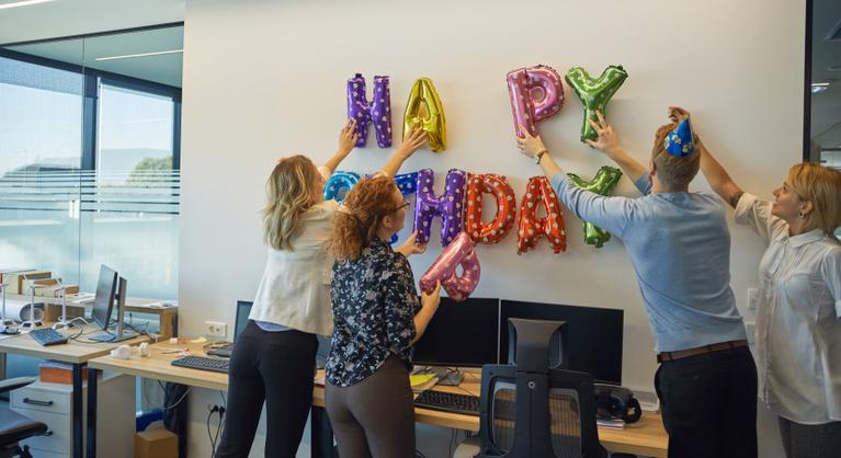Kínos vagy motiváló a munkahelyi születésnapozás?