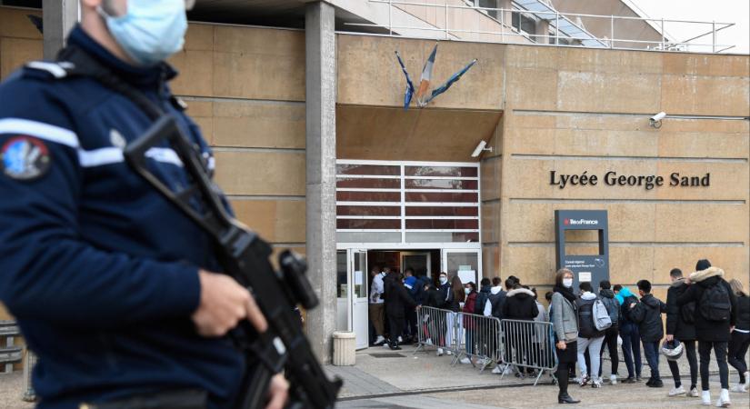 Múlt hét óta közel 130 francia középiskolába jelentettek be bombariadót