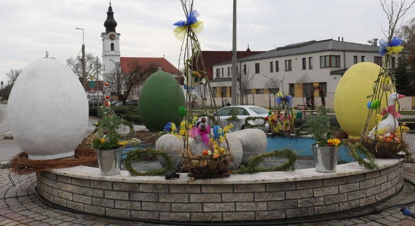 Húsvét a soltvadkerti körforgalomban
