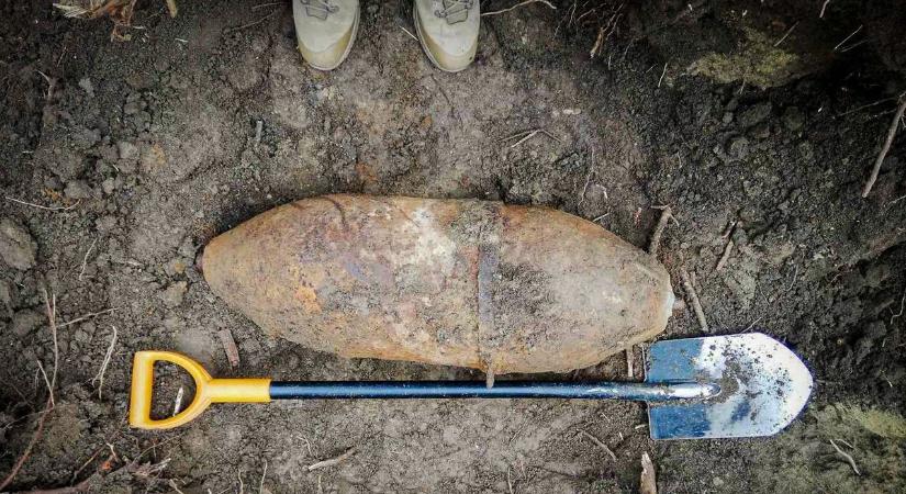 Világháborús bombákat találtak a siófoki Tescónál