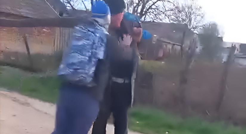 Botrányos: idős férfit bántalmazott egy kamasz Érmihályfalván, a társai kacarászva levideózták (VIDEÓ)
