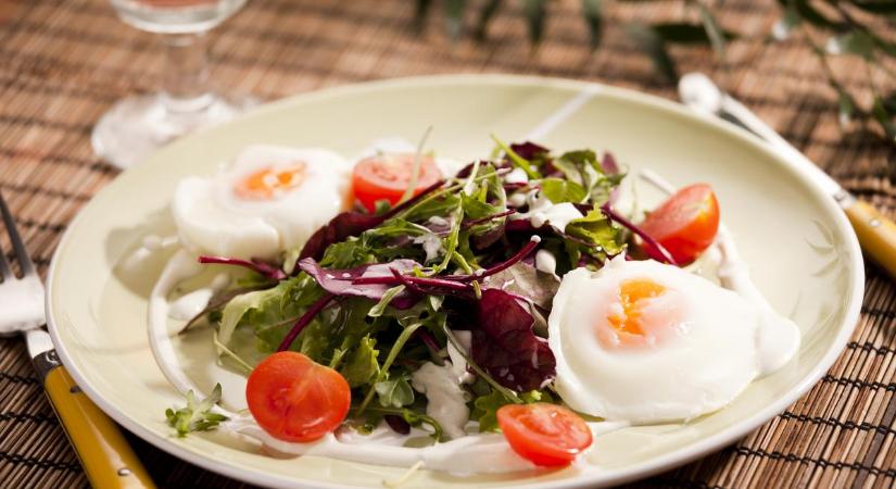 Buggyantott tojás salátaágyon, tormamártással recept