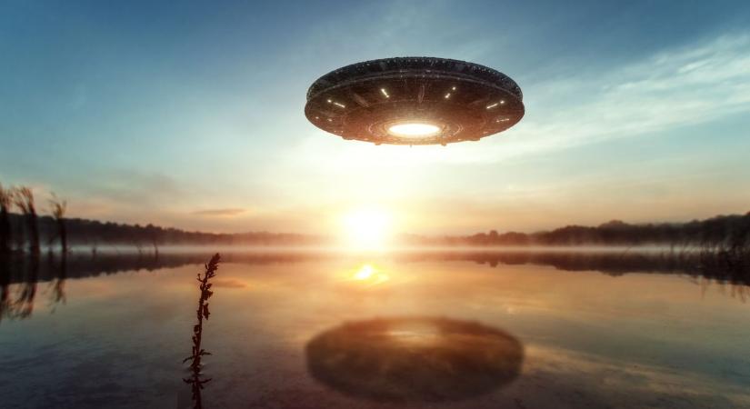 Összerezzentek a tudósok is: UFO húzott el a Hold előtt
