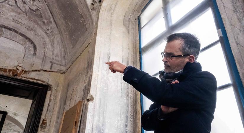 Tizenkilencedik századi falfestményekre bukkantak Veszprémben