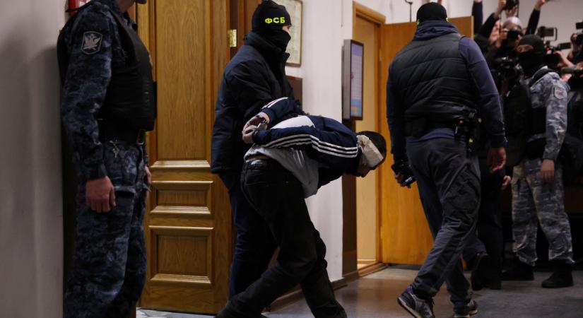 Előzetes letartóztatásba helyezték a Moszkva melletti terrortámadás négy vádlottját