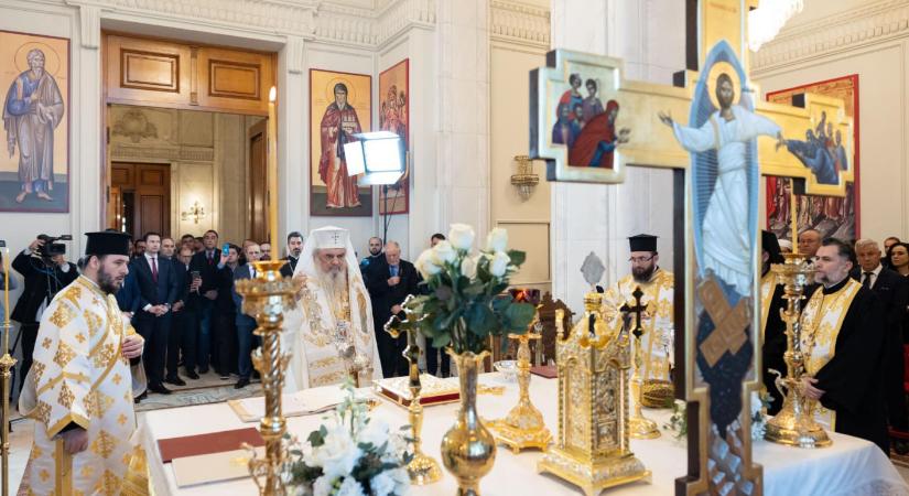 A román parlament épületében ortodox kápolnát szenteltek fel