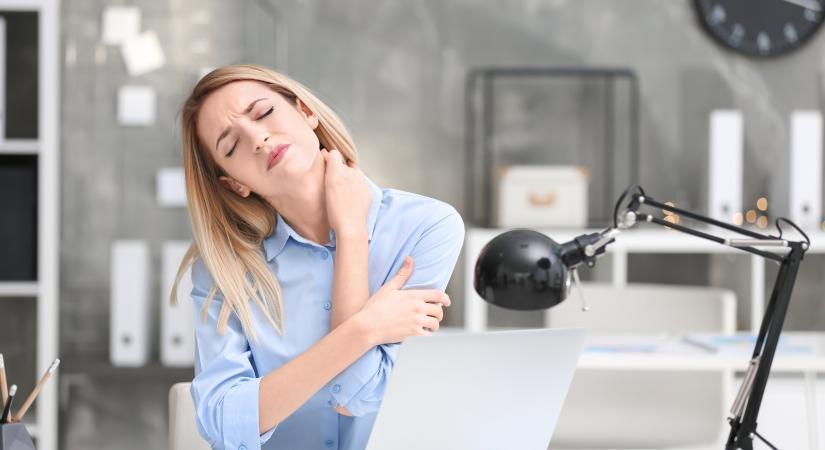 Szaggató fejfájás, vállfájdalom: így kezelhető a nyaki meszesedés