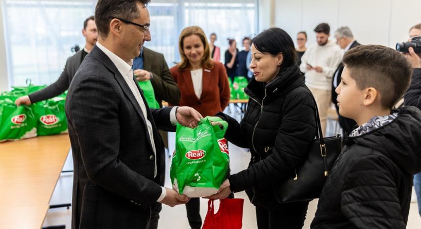 Húsvéti élelmiszer-adományt kapnak az önkormányzattól debreceni rászoruló családok