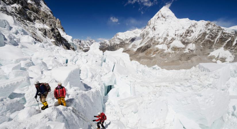 Az Everest első meghódítóit segítő serpa unokája a világ legmagasabb hegyére is elhozta az internetet