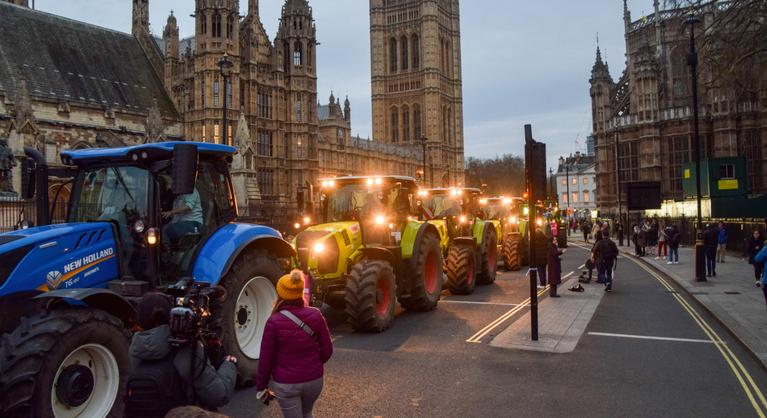 Feldühödtek a brit gazdák, traktorokkal vették be Londont