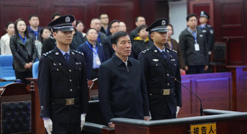 Életfogytiglani börtönbüntetésre ítélték a kínai futballszövetség korábbi vezetőjét