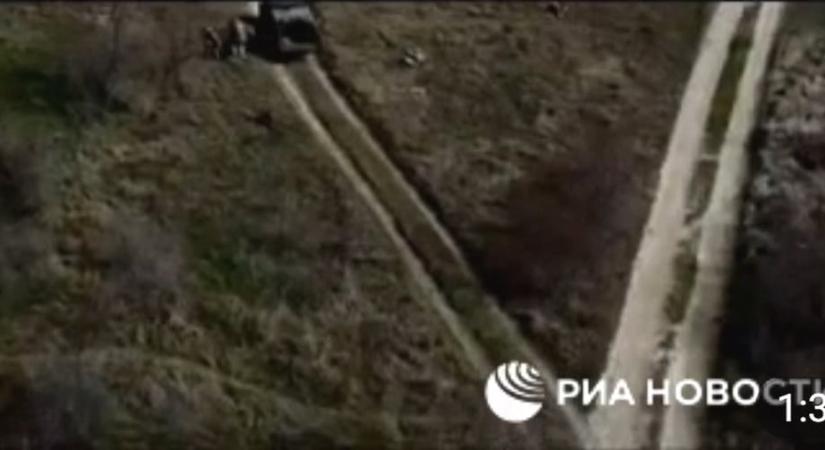 Brutális videó: az ukránok kidobják a halott katonákat a mezőre