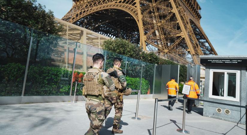 A legmagasabb szinten a francia terrorkészültség, az USA riasztotta a polgárait